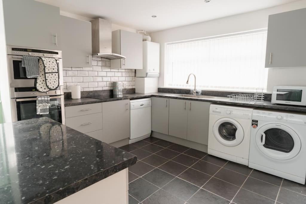 Prenton House, 3Br Close To Liverpool 伯肯黑德 外观 照片