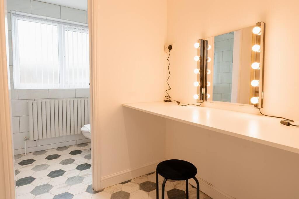 Prenton House, 3Br Close To Liverpool 伯肯黑德 外观 照片